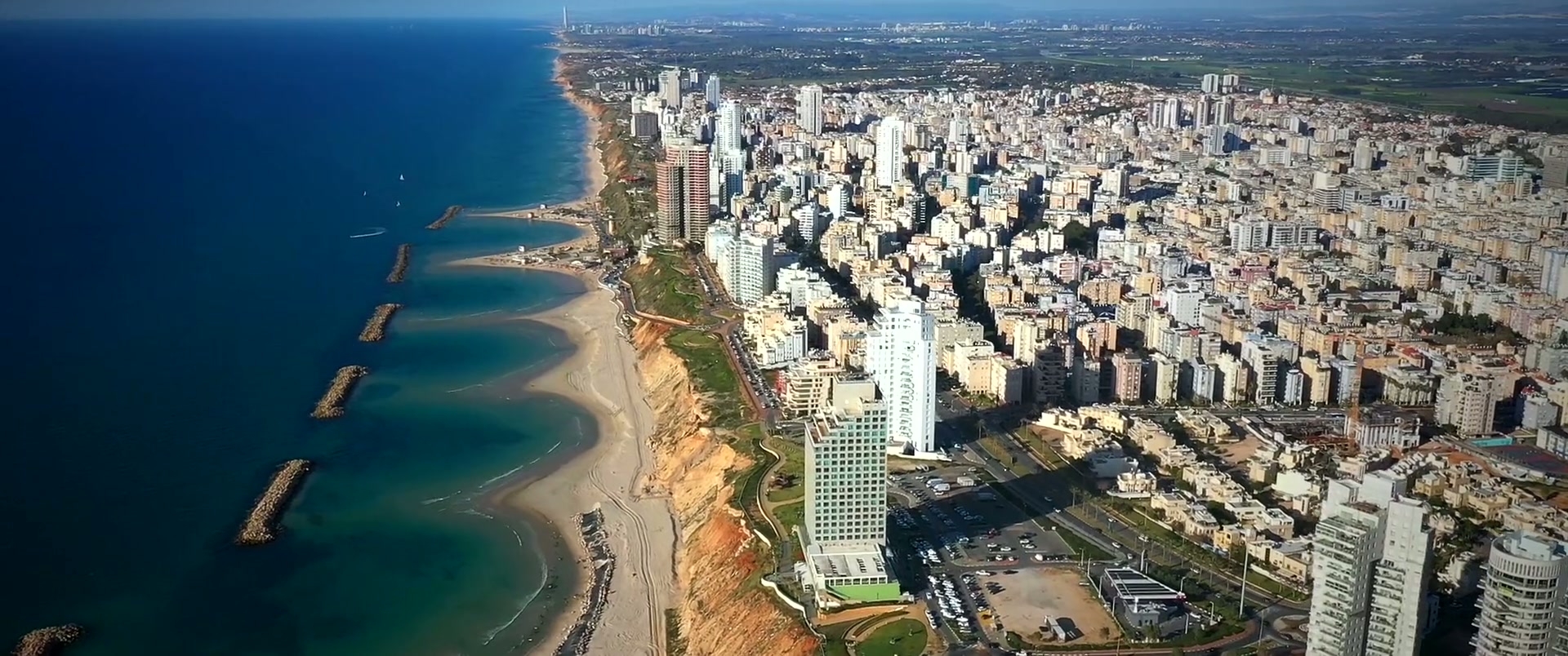 פריים מתוך סרט הפתיחה של אלן מור
